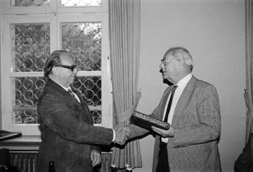 Verabschiedung von Prof. Dr. Fritz-Helmut Sonnenschein, Gründungsdirektor des Wesfälischen Freilichtmuseums Hagen (links), durch den Kulturauschussvorsitzenden Hermann Struckmeier am 8. Juli 1987 (gestorben am 19. Juli 2004)