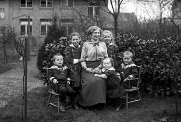 Dr. Joseph Schäfer, Gesellschaftsleben: "Frau Direktor Kaesbach mit ihren Kindern", Gladbeck, Februar 1915