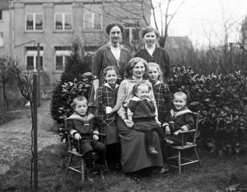 Dr. Joseph Schäfer, Gesellschaftsleben: "Frau Direktor Kaesbach mit Kindern und Schwägerin und Frau Direktor Schäfer" (links stehend), Gladbeck, Februar 1915
