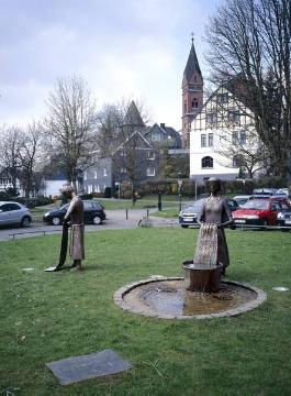 Olpe, Obere Bleichwiese: Bronzenes Wäscherinnen-Denkmal von Anneliese Schmidt-Schöttler im Gerberviertel