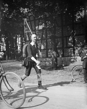 Der Erste Weltkrieg an der "Heimatfront": Soldat beim Gepäckmarsch von Recklinghausen nach Haltern, bei Ridder in Marl-Sinsen