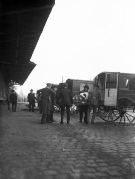 Erster Weltkrieg, Kriegsjahr 1918: Weitertransport verwundeter Soldaten aus einem Lazarettzug mit der Pferdekutsche, Hauptbahnhof Recklinghausen