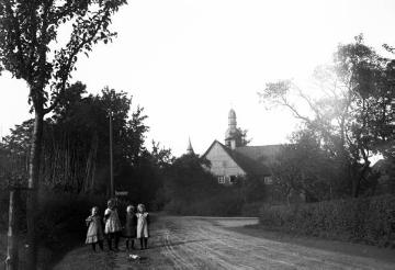 Kinder auf der Dorfstraße, ca. 1913.