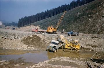Erste Bauphase des Biggestaudamms am Dünneckenberg: Erdarbeiten zur Aufbereitung der Dammsohle