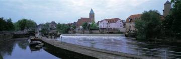 Maimorgen an der Ems in Rheine-Altstadt, Standort am Ems-Stauwehr mit Blick auf die Dionysius-Kirche und die alte Ems-Mühle (Bildrand rechts)