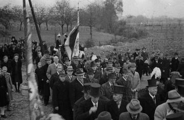 Nottuln, 14. November 1948: Dorfgemeinschaft auf dem Weg zur Grundsteinlegung der Bruderschaftssiedlung am Niederstockumer Weg, initiiert von den Bruderschaften St. Antoni und St. Martini zur Bekämpfung der Wohnungsnot nach dem 2. Weltkrieg