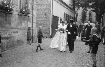 Hochzeit Jansing, "Strüppen": Westfälischer Brauch, nach dem sich das Brautpaar mit kleinen Gaben den Heimweg freikaufen muss, Nottuln, Ende 1940er Jahre