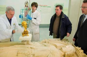 LWL-Museum für Archäologie, Herne: Aufstellung des goldenen Barbarossa-Kopfreliquiars für die Sonderausstellung "Aufruhr 1225"