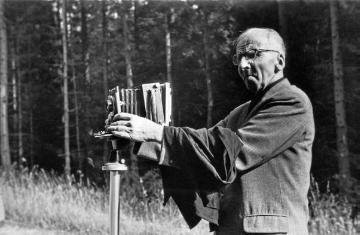 Albert Renger-Patzsch (1897-1966), bedeutender Fotograf und Vertreter der Neuen Sachlichkeit, fotografiert von dem Soester Lehrer und renommierten Amateurfilmer Kurt Schaumann (1909-1970) im Arnsberger Wald