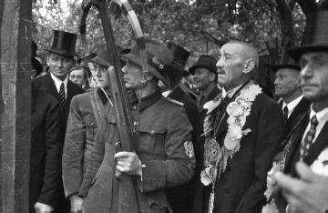 Nottuln, Juni 1948: Schützenfest der St. Antoni-Bruderschaft - Vogelschießen auf der Festwiese, aufgrund des Waffenverbotes während der Nachkriegszeit mittels Armbrust