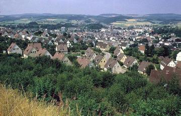 Blick über Attendorn, im Vordergrund: Einfamilienhaussiedlung auf dem "Arnsbeul"