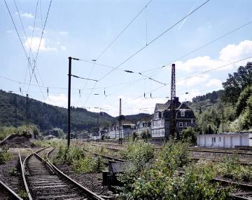 Bahnanlagen in Lennestadt-Meggen mit Blick auf die Bergarbeitersiedlung Kampstraße, erbaut 1919