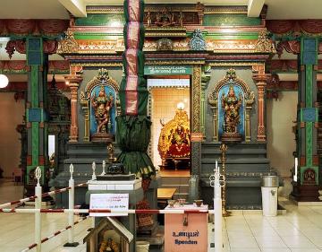 Im Sri-Kamadchi-Ampal-Tempel, Hamm-Uentrop, eingeweiht 2002 - nach dem Neasden-Tempel in London der zweitgrößte hinduistische Tempel Europas, gewidmet der "Göttin mit den Augen der Liebe", Architekt: Heinz-Rainer Eichhorst, Hamm