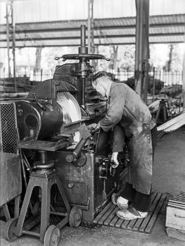 Claas Landmaschinen: Arbeiter an einer Eisen- Kreissäge