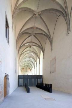 Ehemaliges Augustinerkloster Dalheim bei Lichtenau (1264-1803): Langhaus der einstigen Klosterkirche mit modernen Einbauten anstelle des nach der Säkularisierung entfernten Lettners und Chorgestühls