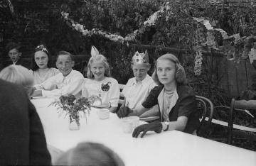 Kinderschützenfest in Nottuln 1948: Das Königspaar an der Tafel