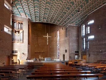 Benediktinerabtei Königsmünster, Meschede: Chorraum der Abteikirche, erbaut 1962-1964, Architekt: Hans Schilling