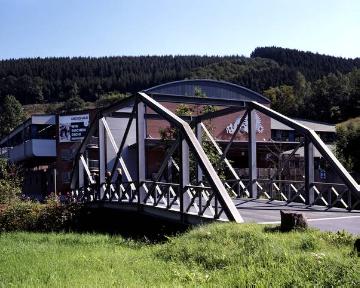 Brücke bei Lennestadt-Bonzel / Bonzelerhammer - im Hintergrund: Werksgebäude der Egon Grosshaus GmbH & Co KG, Hersteller von Produkten der Stanz-, Feinstanz- und Stanzbiegetechnik