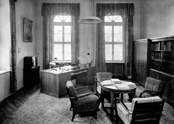 Direktorenbüro in der Staatlichen Landesbildstelle Hessen-Nassau, Frankfurt/Main - Fotoalbum ohne Verfasser, undatiert, um 1935?