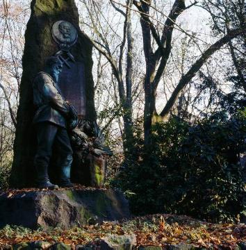 Grabdenkmal Otto Taeglichsbeck (1838-1903) auf dem Ostenfriedhof, Berghauptmann und Direktor des Königlichen Oberbergamtes Dortmund, Bronzeplastik des trauernden Knappen von Clemens Buscher, 1904