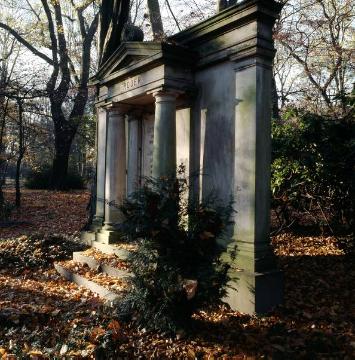 Grabdenkmal auf dem Ostenfriedhof Dortmund, angelegt 1876 als zweiter städtischer Friedhof nach dem Westentotenhof von 1811, heute 16 ha Fläche, historischer Kern mit über 360 Grabstätten unter Denkmalschutz (Robert Koch-Straße)