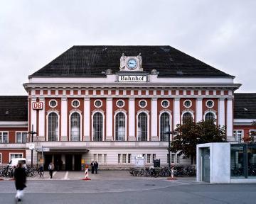 Hauptbahnhof Hamm, Empfangsgebäude, eingeweiht am 14.10.1920 nach Abriss des ersten Bahnhofgebäudes von 1847 (Datumsangaben von Herrn Eckhard Zacharias, Hamm)