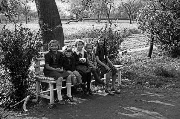 Kommunionkind Elli Tünte (später verheiratete Ronau) mit ihren vier Schwestern Paula, Karola, Agnes und Mia (von links nach rechts) im Mai 1941