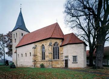 Alte kath. Pfarrkirche St. Dionysius, Dorfstraße: Romanischer Saalbau, erbaut im 11. Jh., gotischer Chor von 1511, eine der ältesten erhaltenen Dorfkirchen des Münsterlandes