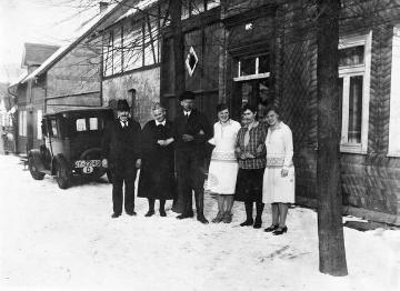 Familie Knipschild/Wegener vor ihrem Wohnhaus (erbaut 1910) in Schmallenberg-Bödefeld, Anfang 1940er Jahre