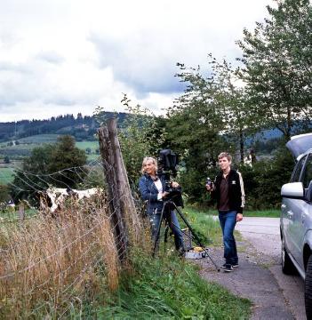Greta Schüttemeyer (links) und Esther Sobke, Fotografinnen im LWL-Medienzentrum für Westfalen, während der Fotodokumentation des Südsauerlandes - hier in Kirchhundem-Heinsberg