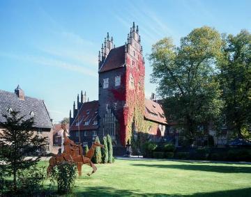 Wasserschloss Heessen an der Lippe in Hamm-Heessen, seit 1957 Sitz eines Landschulheims und eines privaten Internats