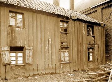 Bochum-Wiemelhausen, Knappenstraße: Baufälliges Backsteinwohnhaus neben einem Werksgebäude, Ansicht der mit Holzlatten verschalten Hofseite, undatiert, 1920er Jahre