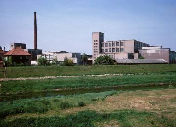 Textilindustrie in Greven, 1964: Fabrikgebäude der Damastweberei Schründer & Söhne am Emsufer