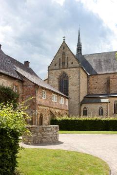 Ehemaliges Benediktinerinnenkloster Herzebrock (860-1803) mit heutiger Pfarrkirche St. Christina: Links das ehemalige Abtei- und Konventsgebäude mit einem verbliebenen Kreuzgangflügel (Ansicht von Norden)