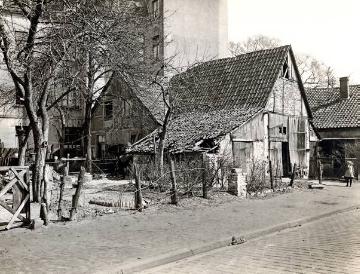 Baufälliges Fachwerkhaus im Stadtraum, Ort und Fotograf nicht überliefert, zugeschrieben Ernst Krahn, undatiert, 1920er Jahre
