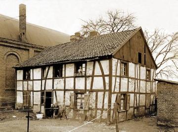 Bochum-Wiemelhausen, Knappenstraße: Baufälliges Fachwerkwohnhaus neben einem Werksgebäude, undatiert, um 1928?