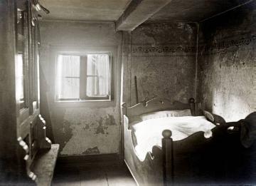 Hagen, Wohnhaus Selbecker Straße 56: Schlafkammer mit bröckelndem Putz, undatiert, 1920er Jahre
