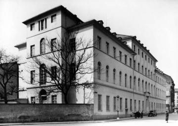 Staatliche Landesbildstelle Hessen-Nassau: Hauptgebäude an der Porzellanhofstraße Ecke Hammelsgasse, Frankfurt/Main - Fotoalbum ohne Verfasser, undatiert, um 1935?