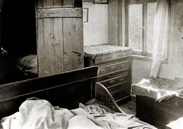 Haus Josef Schulte, Schmallenberg-Bracht: Elternschlafzimmer mit Holztruhe als Babybett und Blick in die fensterlose Kinderschlafkammer, undatiert, 1920er Jahre