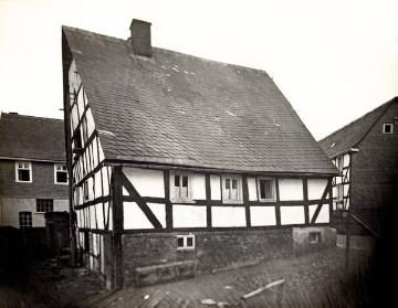 Schmallenberg-Fredeburg: 200 Jahre altes Fachwerkhaus Im Ohle 12, baufällig, Aufnahme undatiert, 1920er Jahre
