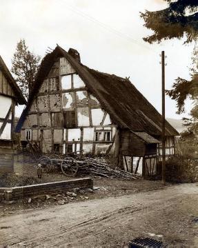 Baufälliges Fachwerkhaus in Wenden-Möllmicke, undatiert, 1920er Jahre