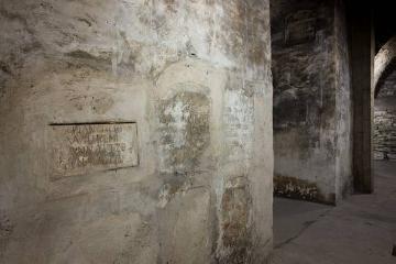 Jesuitenkolleg Paderborn: Mit Inschriftentafeln verschlossene Grabkammern im Keller der benachbarten ehemaligen Jesuitenkirche St. Franz Xaver, errichtet ab 1682