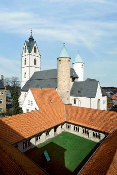 Busdorfkirche Paderborn mit benachbarem Kreuzgang, ehemals Kirche eines Kollegiatsstiftes, gegr. um 1036 im Siedlungsgebiet Busdorf östlich der damaligen Paderborner Stadtmauer