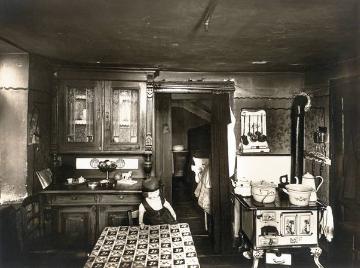 Wohnküche mit Blick in eine Schlafkammer, undatiert, 1920er Jahre - Ort und Fotograf nicht überliefert, zugeschrieben Ernst Krahn
