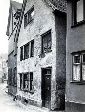 Iserlohn, Ohlstraße 24: Baufälliges Wohnhaus mit bröckelnden Außenwänden - amtliche Fotografie des Stadtbauamtes Iserlohn, undatiert, 1920er Jahre