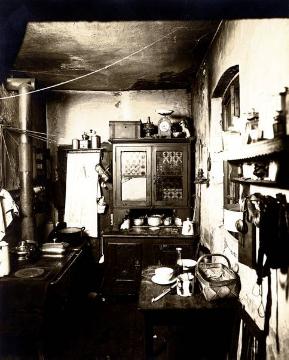 Beengte Küche mit schimmeligen Wänden, undatiert, 1920er Jahre - Ort unbekannt, undatiert, 1920er Jahre