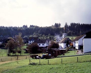 Mausbach im Siegerland, westlichster Ortsteil der Stadt Freudenberg an der Landesgrenze zu Rheinland-Pfalz, Blick nach Westen