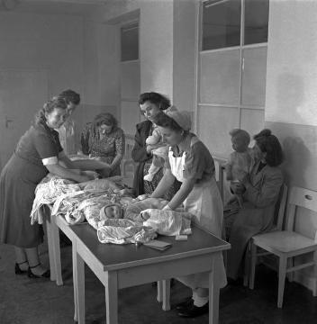 Provinzial-Hebammenanstalt Bochum, Säuglingsklinik, 1951: Wiegen und Wickeln der Säuglinge.
