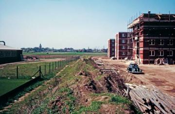 Greven, 1963: Errichtung einer Wohnblocksiedlung im Grünen, ehemaliges Ackerland des benachbarten Hofes Topphoff (siehe Bilder 05_10678-10682)
