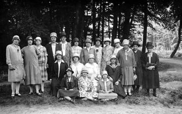 Gruppenbild mit Lucia Reinold (hinten rechts im geblümten Kleid mit weissem Hut), Tochter des Kaufmanns Heinrich Reinold aus Unna-Hemmerde - wahrscheinlich die Abschlussklasse einer Hauswirtschaftsschule (vgl. Bild 03_3616/17), um 1927/28